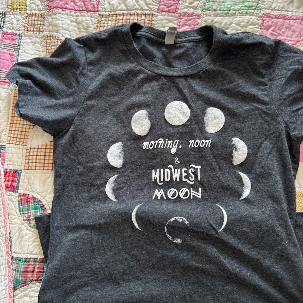 Gray graphic T with moon phases size S